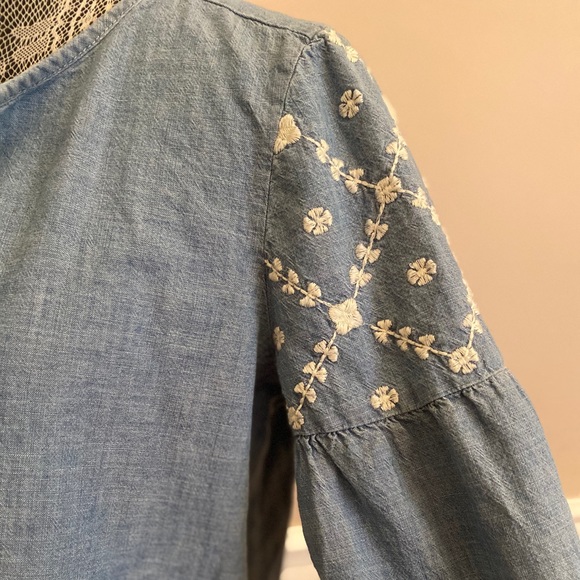 Old Navy Women’s Medium Chambray Embroidered Tunic - Picture 2 of 7